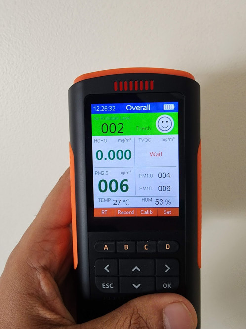 Air quality monitor showing PM2.5 at 6, rated fresh